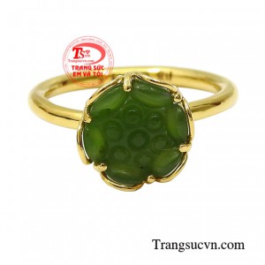 Không chỉ trẻ trung mà chiếc nhẫn còn mang phong cách năng động đến cho người dùng.