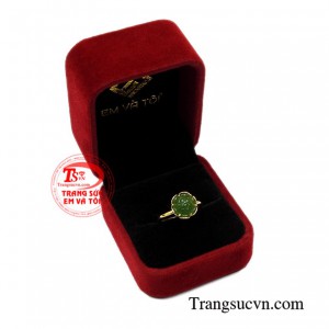 Nhẫn nữ nephrite may mắn tinh tế.