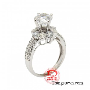 Nhẫn nữ quyền vàng trắng là biểu tượng sắc đẹp, trí thông minh cũng như quyền lực của một người phụ nữ.