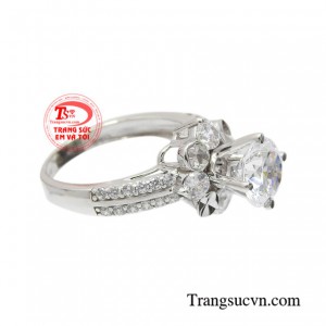 Dù bất kể ở đâu thì nhẫn nữ quyền vàng trắng vẫn luôn toát lên sự thành công, viên mãn của người sở hữu chúng.