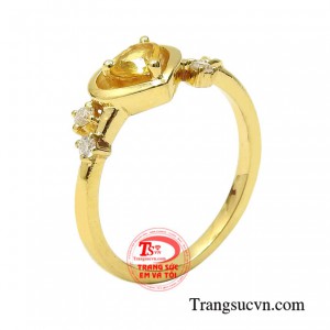 Nhẫn nữ sapphire vàng trái tim được chế tác với những đường nét vừa tinh tế vừa dễ thương.