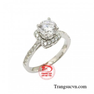 Nhẫn nữ vàng trắng kiêu hãnh không chỉ giúp các cô gái trở nên kiều diễm mà còn khẳng định dấu ấn riêng cho bản thân mình.