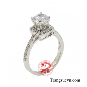 Nhẫn nữ vàng trắng kiêu hãnh là một phần không thể thiếu của mọi cô gái hiện đại.