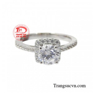 Nhẫn nữ vàng trắng kiêu hãnh không kén người dùng được rất nhiều cô gái yêu thích.