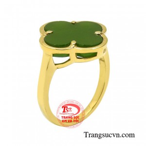 Nhẫn vàng cẩm thạch tinh tế là sự kết hợp của vàng 10k và viên đá nephrite thiên nhiên màu sắc đẹp mắt.