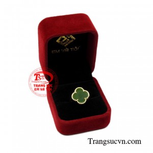 Nhẫn vàng cẩm thạch tinh tế sáng bóng.