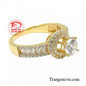 Trang sức vàng tạo nét thu hút hơn cho người đeo và khiến những bộ đồ trở nên hợp thời trang hơn.