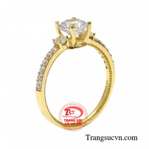 Nhẫn vàng tây nữ giới thời trang được thiết kế kiểu dáng thanh mảnh giúp cho đôi tay của các nàng thanh thoát hơn.