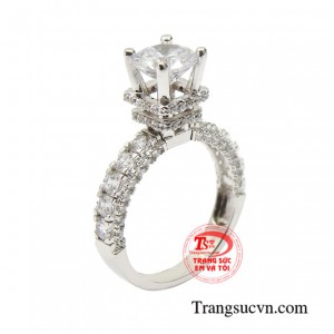 Nhẫn vàng trắng duyên dáng được chế tác cầu kì với những đường nét vô cùng nổi bật.