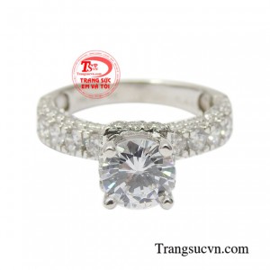 Chiếc nhẫn này cũng là sự lựa chọn hoàn hảo làm nhẫn đính hôn đầy thời thượng.