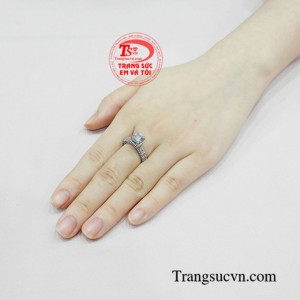 Nhẫn vàng trắng duyên dáng
