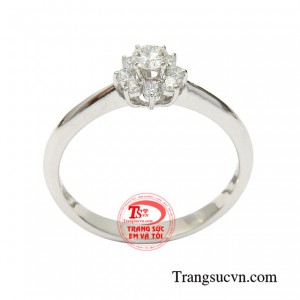 Với điểm nhấn là viên kim cương thiên nhiên khiến cho chiếc nhẫn thêm phần sang trọng và lấp lánh hơn.