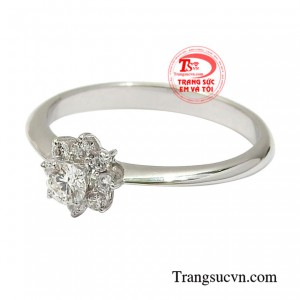 Nhẫn vàng trắng kim cương nữ tính nhận đặt chế tác theo yêu cầu.