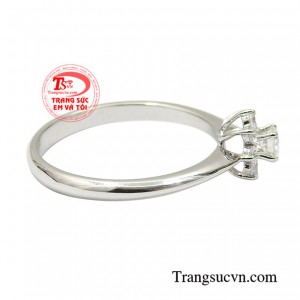 Nhẫn vàng trắng kim cương nữ tính chất lượng.