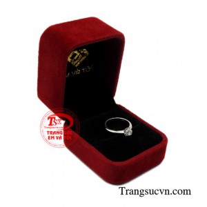 Nhẫn vàng trắng kim cương nữ tính bảo hành 6 tháng.