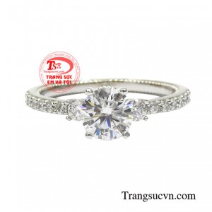 Chất liệu vàng trắng khi kết hợp cùng những viên đá cz tạo nên vẻ lấp lánh và thời thượng cho chiếc nhẫn.