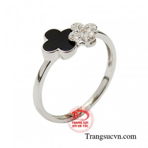 Nhẫn vàng trắng nữ tính đẹp mang đến sự nhẹ nhàng và mới lạ cho phái đẹp.