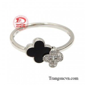 Chiếc nhẫn là một phần không thể thiếu của mọi cô gái hiện đại, giúp các nàng thêm phần thu hút hơn.