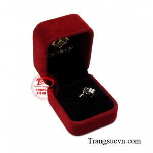 Nhẫn vàng trắng nữ tính đẹp tinh xảo.