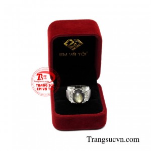 Nhẫn vàng trắng sapphire sao nam tính uy tín.