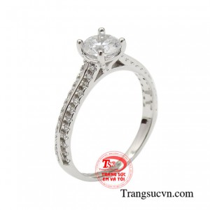 Nhẫn vàng trắng thanh lịch được chế tác trên chất liệu vàng 10k sáng bóng đầy tinh tế.