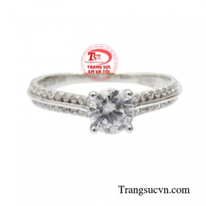 Chất liệu vàng trắng giúp cho đôi tay của các nàng sáng hơn tạo điểm nhấn với người đối diện.