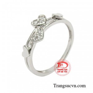 Nhẫn vàng trắng trái tim xinh xắn được thiết kế kiểu dáng trẻ trung, tươi sáng.