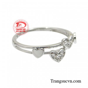 Chiếc nhẫn vàng trắng tôn vinh nét đẹp của người phụ nữ đem lại vẻ sành điệu, thời thượng cho người đeo.