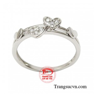 Nhẫn vàng trắng trái tim xinh xắn tinh tế.
