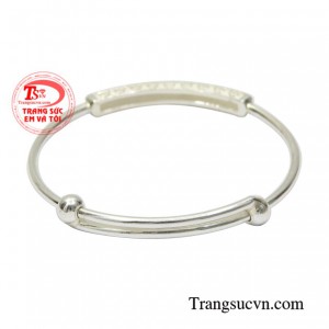 Do vậy, các bậc phụ huynh luôn lựa chọn vòng bạc để dành con yêu của mình tạo vẻ thời trang và bảo vệ sức khỏe các bé.
