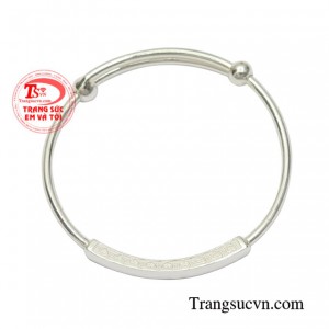 Chiếc vòng tay này không chỉ để làm đẹp mà còn an toàn cho làn da của trẻ nhỏ, giúp cản gió, kháng khuẩn.