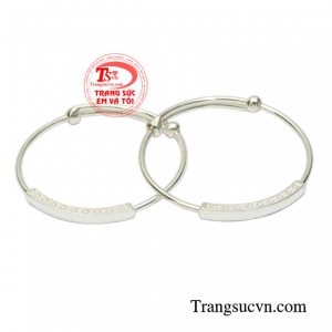 Vòng bạc trẻ em dễ thương đẹp mắt.