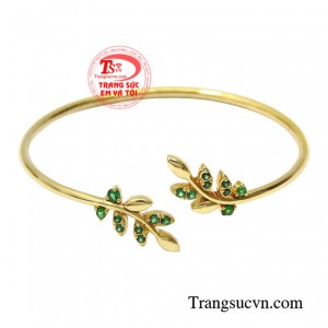 Vòng tay vàng nữ trang nhã được thiết kế kiểu dáng đầy tinh tế, xinh xắn.