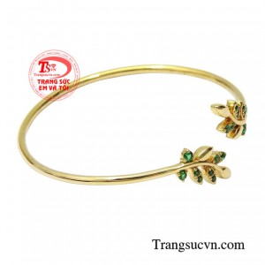 Chiếc vòng tay vàng này giúp phái đẹp tôn lên được nét đẹp thanh lịch và nữ tính mà còn rất hợp thời trang.