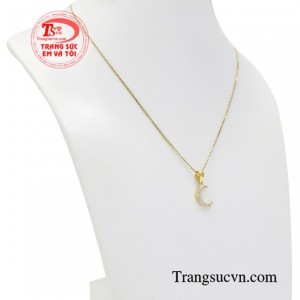 Bộ sản phẩm đã được những người thợ kim hoàn chế tác một cách tỉ mỉ và khéo léo tạo nên một sản phẩm tuyệt mỹ.