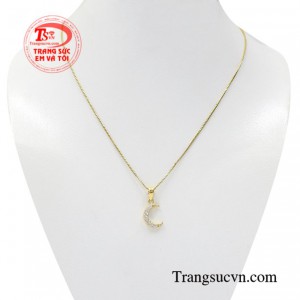 Bộ mặt dây ánh trăng lung linh sẽ là sự lựa chọn hoàn hảo dành cho những cô nàng theo phong cách nữ tính.