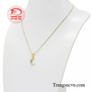 Khi đeo bộ mặt dây này phái đẹp sẽ trông rạng rỡ, trẻ trung và tươi tắn hơn, giúp các cô gái là tâm điểm giữa đám đông.