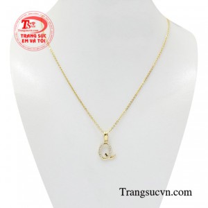 Bộ mặt dây chữ Q vàng tây thể hiện sự quyến rũ và tinh tế của người phụ nữ trưởng thành.