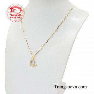 Nếu thiếu đi bộ dây chuyền chữ Q thì thật là thiếu sót cho một diện mạo hoàn mỹ của một cô gái thông minh.