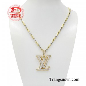 Bộ mặt dây phái mạnh thời trang là sự kết hợp hoàn hảo giữa mặt dây chuyền thời thượng và dây chuyền vàng 18k chất lượng.