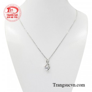 Bộ mặt dây vàng trắng hiện đại mang đến vẻ đẹp thanh lịch và duyên dáng cho người đeo.