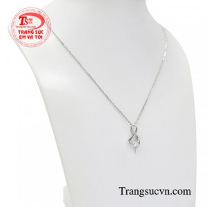 Bộ sản phẩm là món trang sức xu hướng giúp các cô gái thêm phần thu hút hơn trước đám đông.