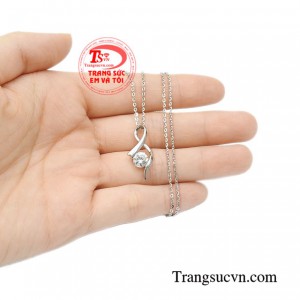 Bộ mặt dây vàng trắng hiện đại sáng bóng.
