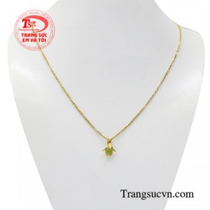 Bộ mặt vàng peridot thiên nhiên hiện đang là món trang sức đá quý được nhiều quý cô ưa chuộng.