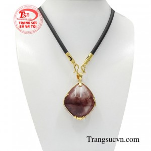 Bộ mặt vàng thạch anh tóc đỏ không chỉ mang đến vẻ nam tính hợp thời trang mà còn đem lại nhiều lợi ích trong phong thủy.