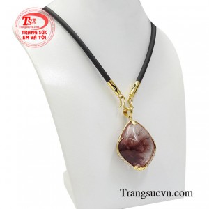 Thạch anh tóc chứa nhiều nguồn năng lượng giúp đem lại nhiều điều tích cực giúp người dùng giảm căng thẳng mệt mỏi và lạc quan hơn.