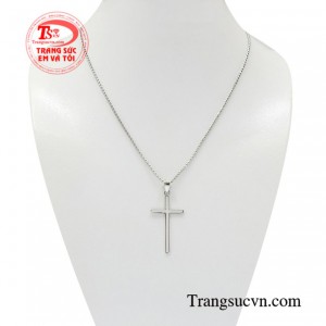 Bộ thánh giá vàng trắng tinh tế là sự kết hợp giữa mặt dây thánh giá và dây chuyền vàng trắng xinh xắn.