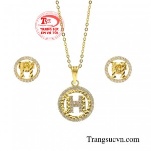 Bộ trang sức vàng hiện đại mang đến vẻ đẹp thanh lịch cho phái đẹp.