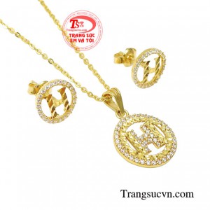 Mỗi một cô gái hãy lựa chọn những kiểu dáng trang phục phù hợp với phong cách và cá tính của mình để trông thu hút hơn.