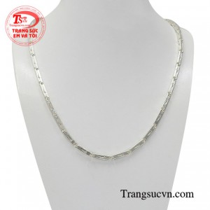 Dây chuyền bạc nam giới xu hướng với kiểu chế tác tuy đơn giản nhưng vẫn toát lên được vẻ nam tính và mạnh mẽ.